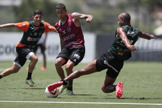 Com seriedade, mas tambm descontrao, o Atltico treinou sob sol forte na manh desta sexta-feira (21), na Cidade do Galo, em Vespasiano. Este foi o quinto dia de pr-temporada para o clube mineiro em 2022, sob o comando do tcnico argentino Antonio 'El Turco' Mohamed. Novas baixas, o volante Allan e o atacante Keno testaram positivo para COVID-19 e no participaram das atividades (ambos cumprem perodo de sete dias de isolamento social).