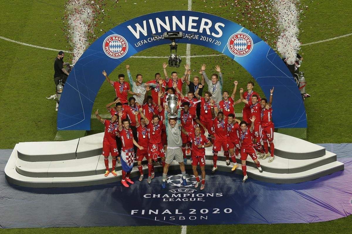 Bayern conquistou o hexa da Liga dos Campeões da Europa ao vencer o PSG por 1 a 0, neste domingo, no Estádio da Luz, em Lisboa. Coman marcou o gol do título alemão. Capitão Neuer ergue a taça junto aos seus companheiros.