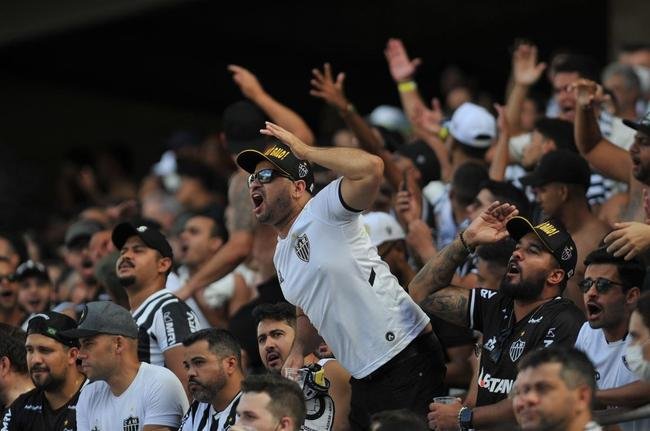 Fotos das torcidas de Atltico e Flamengo na Arena Pantanal, em Cuiab, durante a final da Supercopa do Brasil