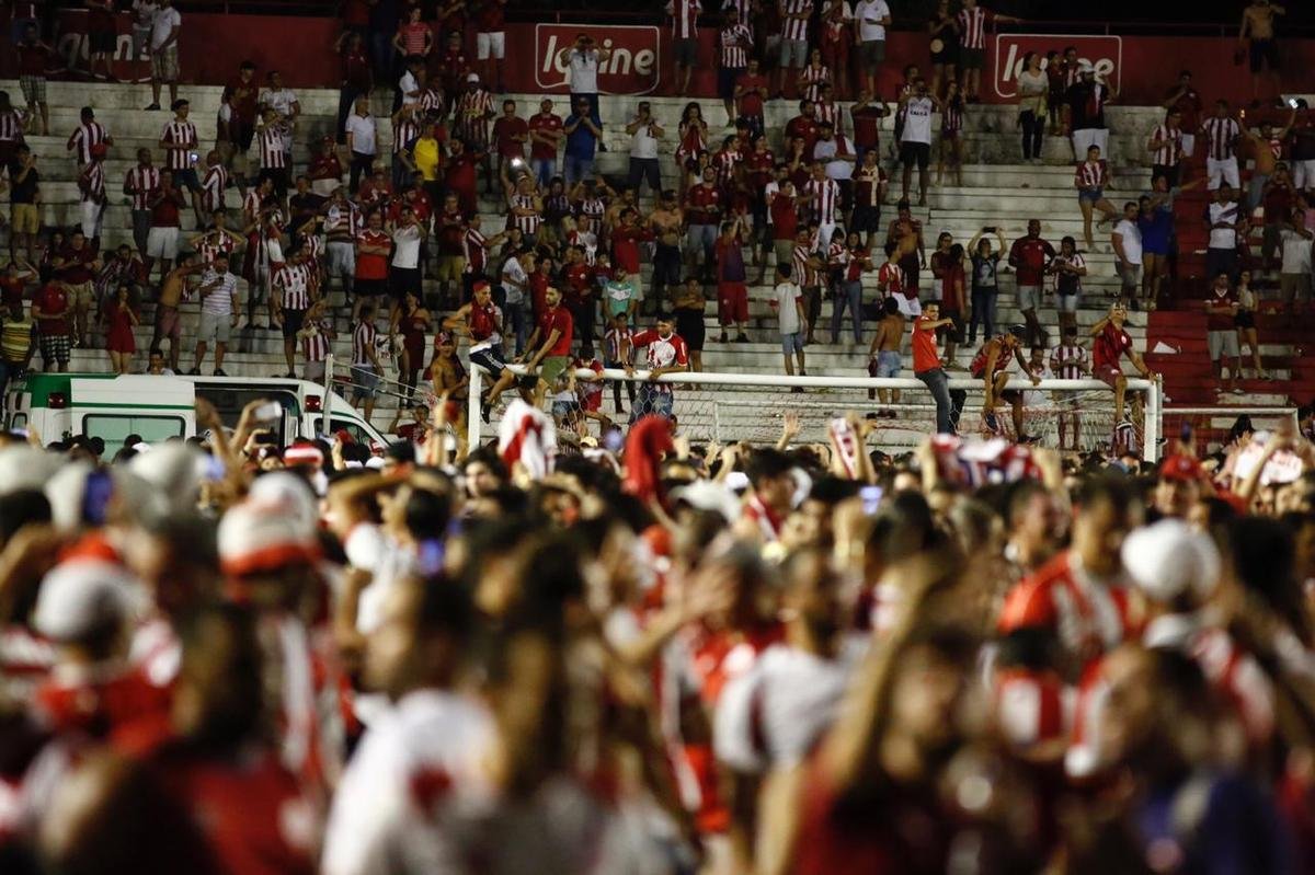A felicidade alvirrubra invadiu o gramado após a vitória em cima do Paysandu, em cobranças da marca penal.