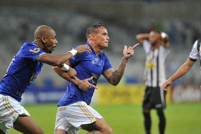 Atacante Edu, do Cruzeiro, vai  loucura ao marcar o gol da vitria sobre o Democrata-GV, no Mineiro, no ltimo minuto da partida pela quinta rodada do Mineiro