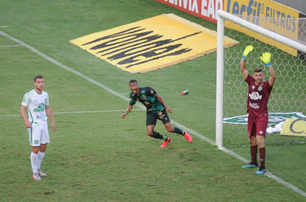 Fotos: gol anulado do América e reclamação em campo