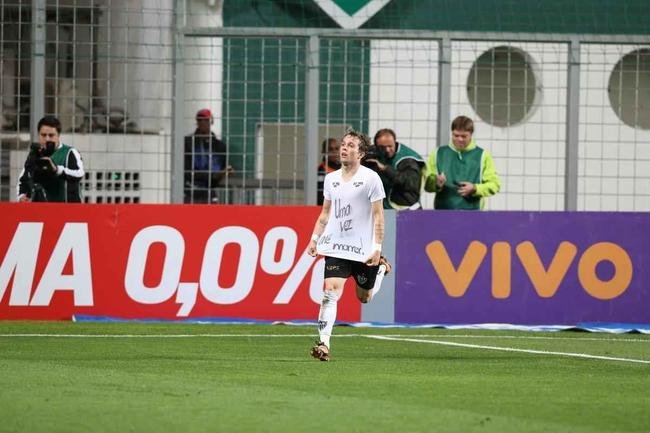 Uma semana aps o ttulo da Libertadores, Bernard fez seu ltimo jogo pelo Atltico. O meia-atacante disputou 100 partidas e marcou 22 gols. Os 25 milhes de euros da venda do jogador ao Shakhtar Donetsk desenrolaram uma srie de problemas no clube, que no recebeu a quantia por causa de dvidas com a Unio