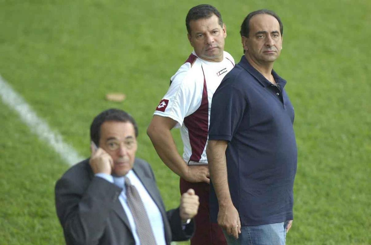 Com Celso Roth, Atltico figurou entre os primeiros do Brasileiro, mas o time caiu de produo no segundo turno e terminou na stima colocao. Roth foi demitido