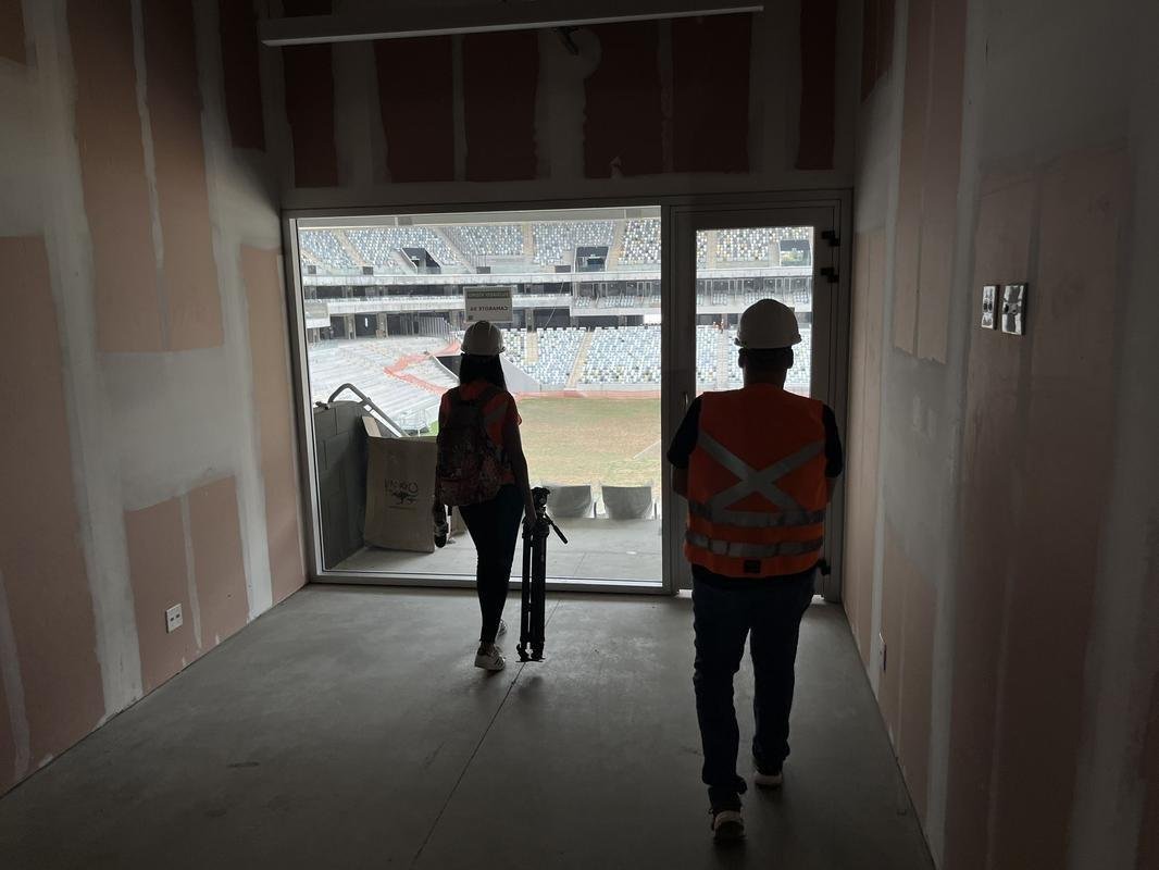 O espao interno dos camarotes  surpreendentemente pequeno, mas h assentos com viso privilegiada na sada das portas; este abriga 17 pessoas