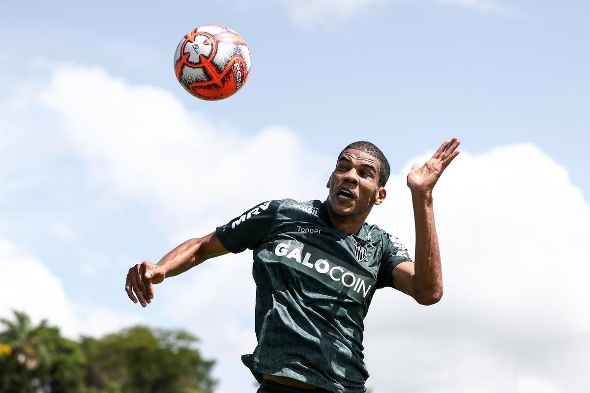 Leonardo Silva voltou a treinar com bola no treinamento da tarde desta quarta-feira, na Cidade do Galo. O zagueiro de 39 anos sofreu uma leso muscular na coxa direita aos nove minutos do segundo tempo na vitria do Atltico por 1 a 0 sobre o Botafogo, em 1 de dezembro de 2018. A partida no Independncia, pela 38 rodada do Campeonato Brasileiro, foi o ltimo compromisso alvinegro no ano. Navegue na galeria para ver fotos da atividade.