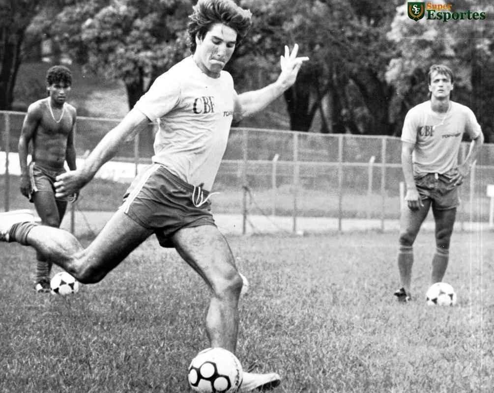 Preparao da Seleo Brasileira na Toca da Raposa I para a Copa do Mundo de 1986; na foto, Renato Gacho, que acabou cortado por indisciplina, e o lateral-direito Leandro (d), que desistiu do Mundial em solidariedade  ausncia do amigo.