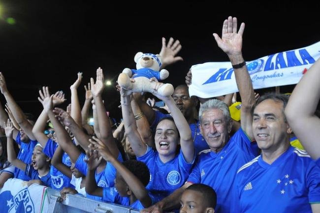 Torcedores do Cruzeiro cantam eufricos durante a Caravana em Conselheiro Lafaiete, com a visita de Ronaldo