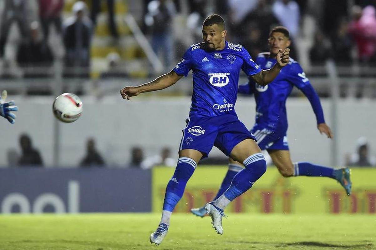 Ponte Preta x Cruzeiro: veja as fotos do jogo no Moiss Lucarelli, em Campinas, pela 32 rodada da Srie B do Campeonato Brasileiro