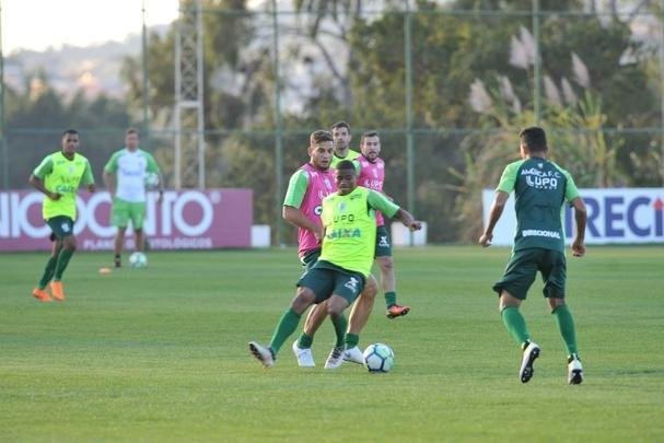 Depois de reunio com elenco e diretoria, Adilson Batista observou treino comandado por Drubscky no Amrica