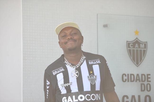 Gustavo Pereira Marques, o rapper Djonga, de 24 anos, vem fazendo sucesso na internet. Astro do estilo musical, o mineiro visitou nesta ter�a-feira a Cidade do Galo, centro de treinamentos do Atl�tico, seu clube de cora��o. O rapper espera que o Alvinegro conquiste t�tulos em 2019. 