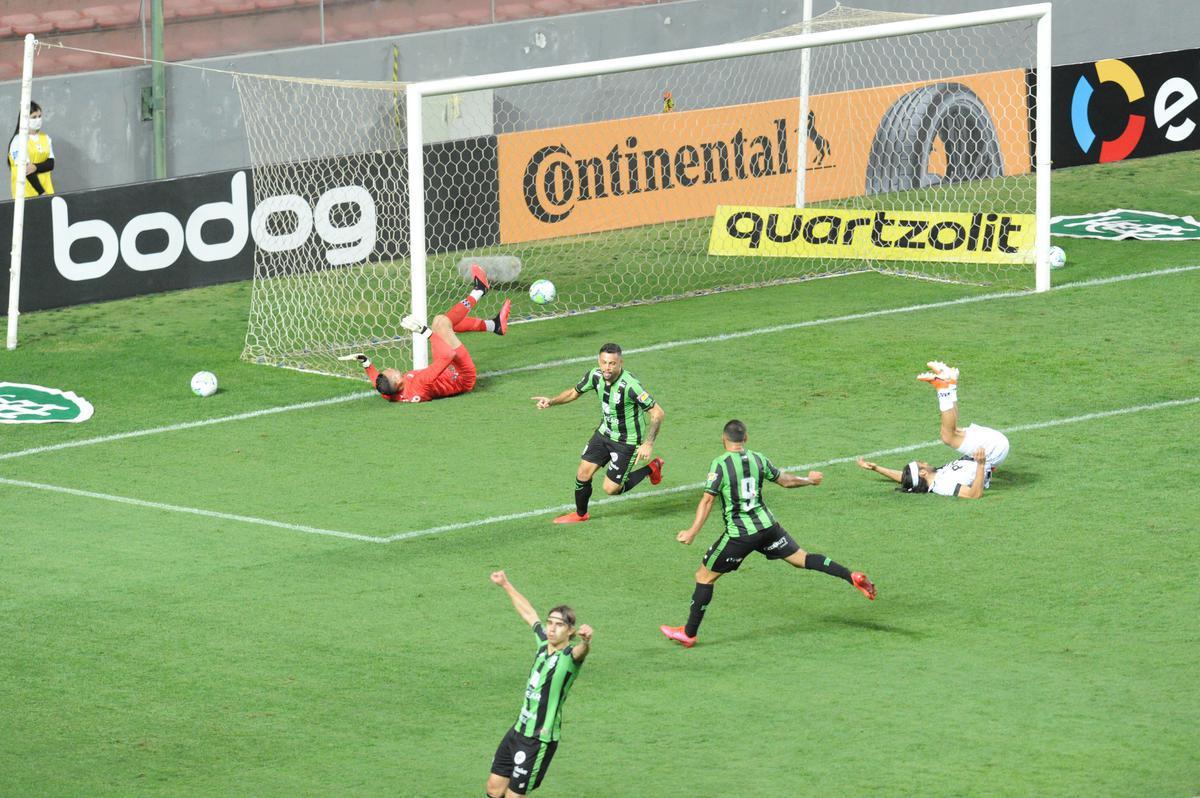 Fotos do duelo entre Amrica e Ponte Preta, no Independncia, em Belo Horizonte, em jogo de volta da quarta fase da Copa do Brasil