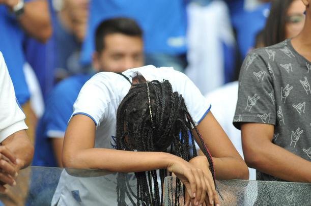 Torcedores choram no Mineiro com derrota e rebaixamento do Cruzeiro