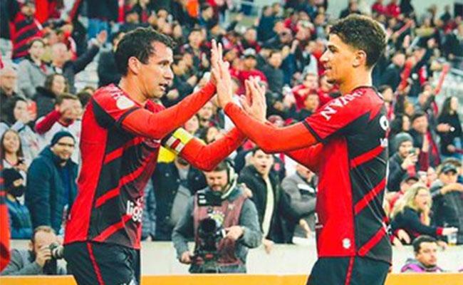 Jogadores do Athletico-PR comemorando o gol da vitória na Arena da Baixada