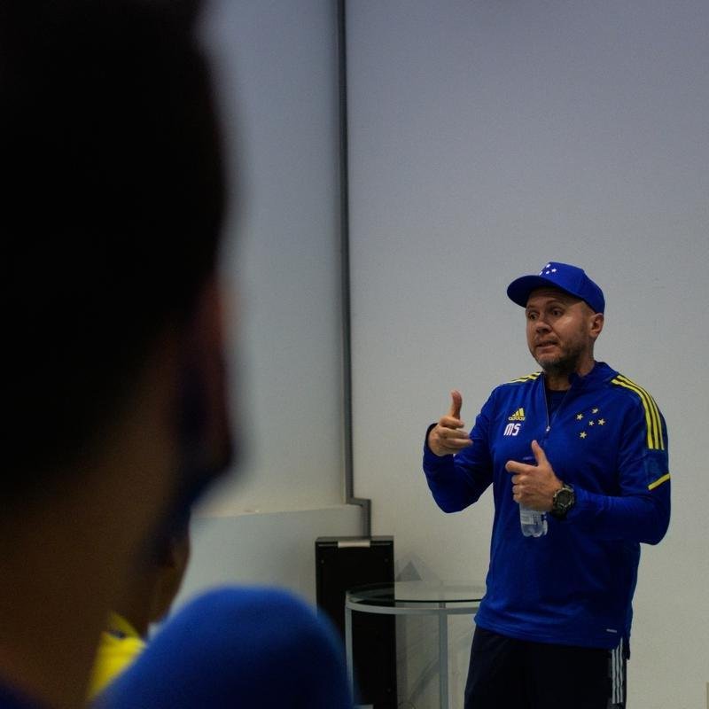 Mozart teve primeiro contato com jogadores do Cruzeiro nesta sexta-feira (11/06), na Toca da Raposa II