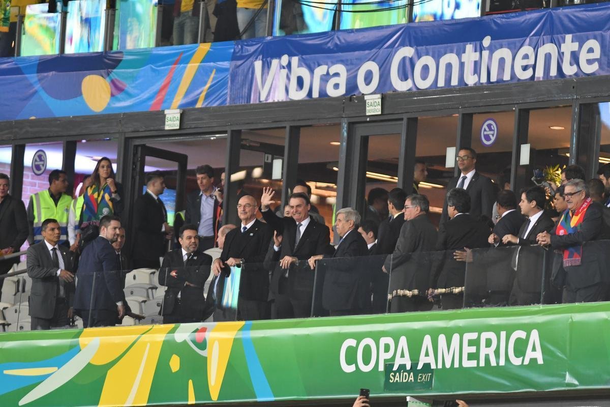 Presidente Jair Bolsonaro chegou ao Mineiro acompanhado do deputado federal Marco Feliciano; do ministro da Cidadania, Osmar Gasparini Terra; e do general Augusto Heleno, chefe do Gabinete de Segurana Institucional. Bolsonaro acenou e foi chamado de mito por parte dos torcedores do anel inferior.