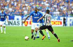Lances do primeiro tempo do clssico entre Cruzeiro e Atltico, no Mineiro