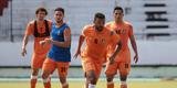 Jogadores do Santa Cruz treinaram no est�dio do Arruda, j� apresentando trabalhos com bola no gramado, sob a supervis�o do t�cnico Itamar Sch�lle. Todos os atletas e os membros da comiss�o t�cnica seguem submetidos �s medidas de afastamento social.