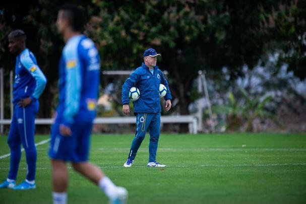 Fotos do treino do Cruzeiro na Toca da Raposa II. Time enfrenta o Internacional, nesta quarta-feira, às 21h30, no Mineirão, pela semifinal da Copa do Brasil. Mano Menezes pode apresentar novidades na escalação diante dos gaúchos.