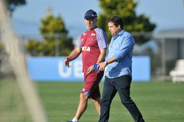 Jogadores do Cruzeiro durante treino desta sexta-feira na Toca da Raposa II
