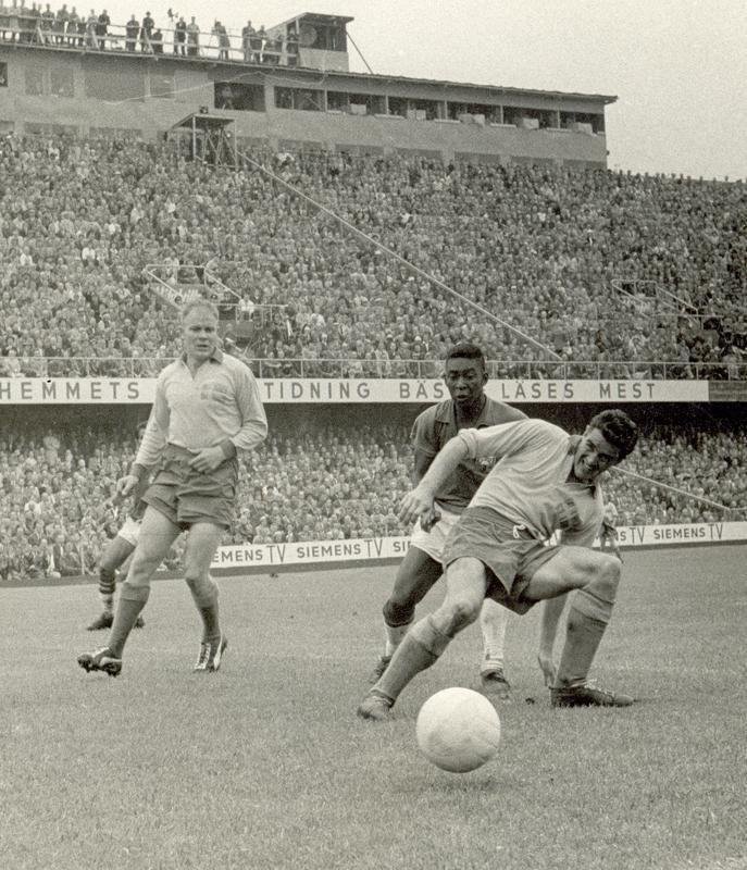  O jogador de futebol da Seleo Brasileira, Pel, num lance do jogo contra a Seleo da Sucia, realizado em Estocolmo, vlido pela Copa do Mundo de 1958. O Brasil sagrou-se campeo da Copa