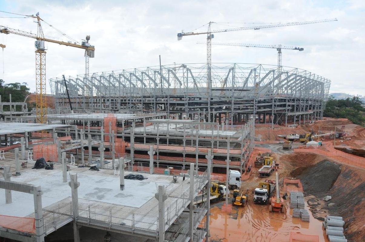 Nesta quarta-feira (20), as obras da Arena MRV, no Bairro Califrnia, em Belo Horizonte, adentraram em uma nova etapa. Isso porque as placas da cobertura do estdio comearam a ser instaladas, conferindo 'novo visual' ao projeto da futura casa do Atltico.