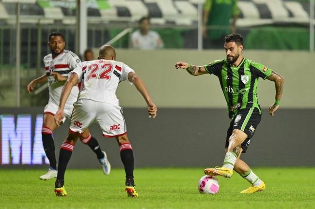 Fotos da derrota do Amrica para o So Paulo, por 2 a 1, no Independncia, em Belo Horizonte, pela 30 rodada da Srie A do Brasileiro. Atacante Alosio abriu o placar para o Coelho, mas Calleri e Alisson viraram para o Tricolor Paulista.