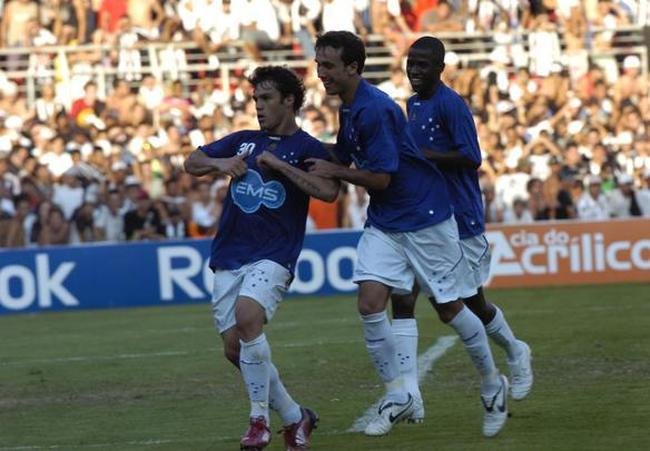 Kléber imita galinha ao marcar gol sobre o Atlético