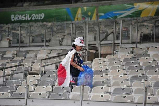 Depois do empate entre Japo e Equador, por 1 a 1, pela Copa Amrica, um torcedor japons deu um bom exemplo aos brasileiros. Com pacincia, ele recolheu lixo em vrios pontos do setor em que se encontrava no Mineiro. Na Copa de 2014, no Brasil, os nipnicos j haviam mostrado civilidade ao mundo ao limpar arquibancadas e vestirios dos estdios.