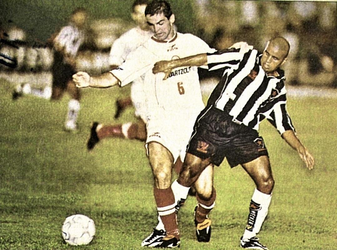 De 2001 a 2005, o Nutico retomou a parceria com a Finta. Na foto, a camisa branca de 2001