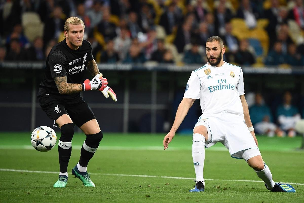 Goleiro Loris Karius, do Liverpool, vacilou na sada de bola, e Benzema, do Real, aproveitou para roubar a bola e abrir o placar na final: 1 a 0