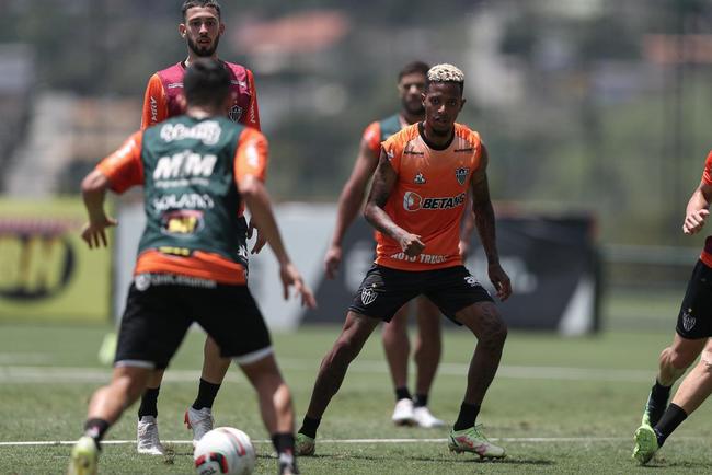 Com seriedade, mas tambm descontrao, o Atltico treinou sob sol forte na manh desta sexta-feira (21), na Cidade do Galo, em Vespasiano. Este foi o quinto dia de pr-temporada para o clube mineiro em 2022, sob o comando do tcnico argentino Antonio 'El Turco' Mohamed. Novas baixas, o volante Allan e o atacante Keno testaram positivo para COVID-19 e no participaram das atividades (ambos cumprem perodo de sete dias de isolamento social).