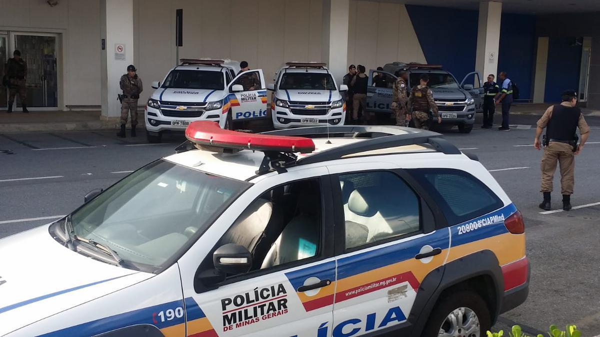 Cruzeiro chegou ao aeroporto de Confins depois de derrota para o Grmio, em Porto Alegre