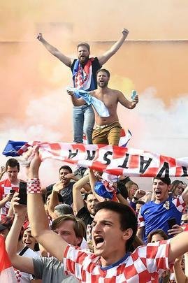 Reaes da torcida croata em Zagreb depois da perda do ttulo da Copa do Mundo para a Frana