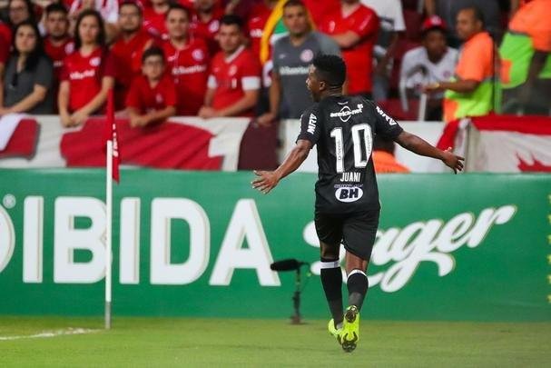 Galo derrotou Internacional no Beira-Rio com gols de Cazares e Terans; D'Alessandro descontou de pênalti