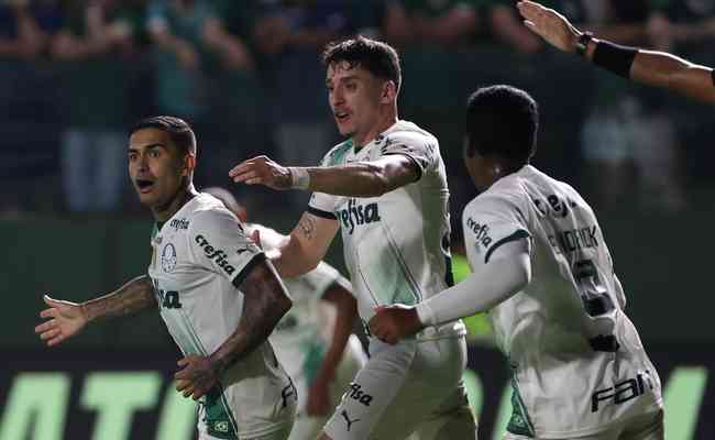 Dudu comemora gol com Piquerez diante do Gois: Palmeiras venceu o jogo por 5 a 0