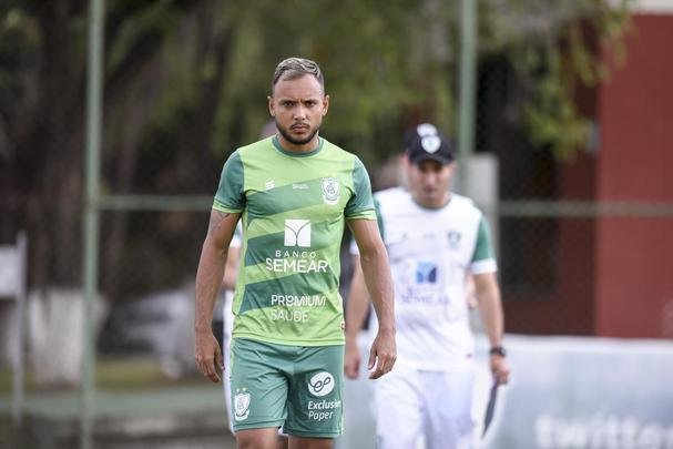 Lisca foi apresentado, conversou com jogadores e assistiu ao treino do Amrica