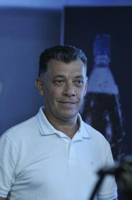 Lateral-esquerdo Dod, de 26 anos, foi apresentado pelo Cruzeiro na Toca; Jos Benedito, pai do lateral, e Jnior Pedroso, empresrio, estiveram presentes