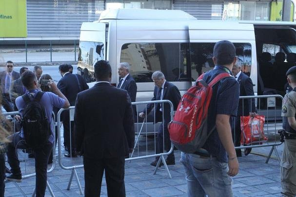 Repleta de estrelas, Seleo Uruguaia chegou a Belo Horizonte no comeo da tarde para a disputa da Copa Amrica. Cavani e Surez, as principais estrelas, mostraram muita simpatia. O meia De Arrascaeta, ex-Cruzeiro, atendeu a um f, mas passou pela imprensa sem dar entrevistas