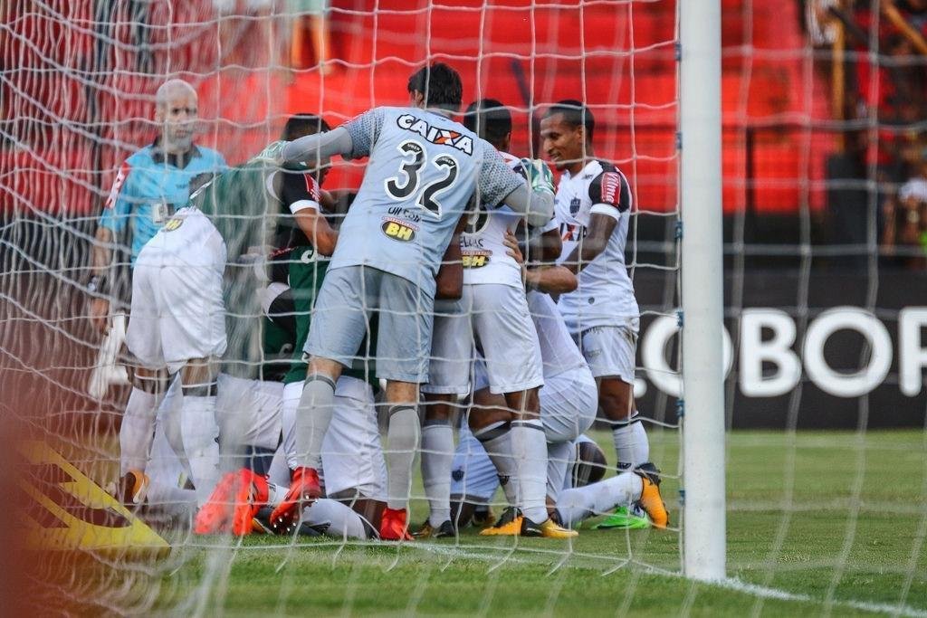 Imagens do empate entre Sport e Atltico na Ilha do Retiro