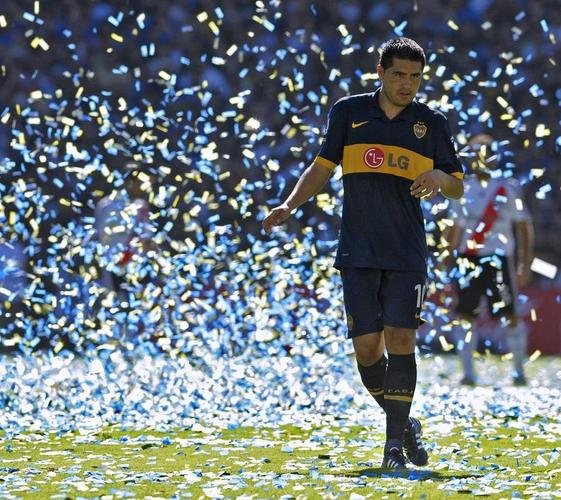 O nome do argentino Juan Román Riquelme sempre era vinculado ao Cruzeiro ao início de cada temporada. Em entrevista ao Superesportes em janeiro de 2015, o ex-presidente Zezé Perrella garantiu que acertou salários de 200 mil dólares com o ex-camisa 10 do Boca Juniors, que, por sua vez, teria pedido US$6 milhões para liberá-lo em 2010. Sem o astro ex-Barcelona e Villarreal, a Raposa procurou a Universidad de Chile e buscou Walter Montillo por US$3,5 milhões. Rapidamente adaptado a Belo Horizonte, o meia caiu nas graças da torcida ao marcar 36 gols em 122 jogos em dois anos e meio na Toca.