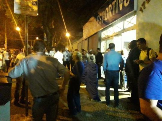 Integrantes da torcida Mfia Azul protestaram na noite desta segunda-feira durante a eleio para o Conselho Fiscal do Cruzeiro. Alm de cnticos exigindo transparncia no clube, os torcedores jogaram pipoca na porta da sede social do Barro Preto e se referiram aos conselheiros como 'omissos'. A insatisfao dos cruzeirenses se d pelas suspeitas de crimes cometidos por integrantes da diretoria. Tanto a Polcia Civil quanto o Ministrio Pblico apuram as possveis irregularidades em transaes de jogadores, contratos de prestao de servio e aumentos substanciais de salrios.