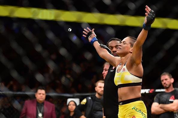 Fotos da grande vitória de Amanda Nunes pelo cinturão do UFC