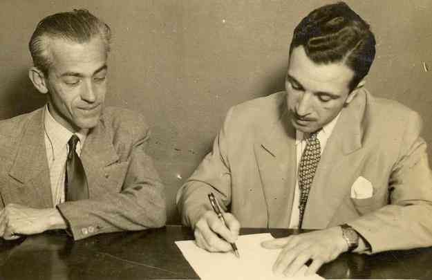 Natural de Buenos Aires, Guido Baztarrica foi o primeiro argentino a vestir a camisa do Atltico, entre 1945 e 1946. Atuou em quatro jogos e no fez nenhum gol. Na foto, o momento da assinatura do contrato com o clube alvinegro. Alm do time mineiro, defendeu o Boca Jrs., o Atlanta-ARG, o Argentino de Quilmes-ARG, o Pearol e o Fluminense.
