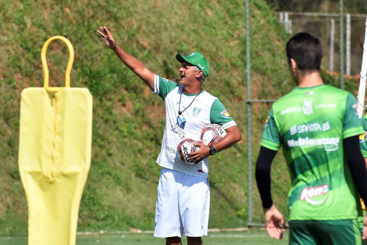 O Amrica segue com treinamentos intensivos voltados para a disputa do Campeonato Mineiro. No prximo sbado (27), o Coelho estreia no estadual diante do Boa Esporte, s 19h. A partida ser realizada no Independncia, em Belo Horizonte. A tendncia  que, neste primeiro compromisso, o tcnico Lisca utilize jogadores que tiveram menor minutagem na temporada 2020/21, alm de nomes promissores das categorias de base do clube.
