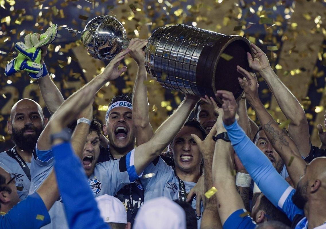 Capito Pedro Geromel ergueu a taa do Grmio em mais uma conquista continental