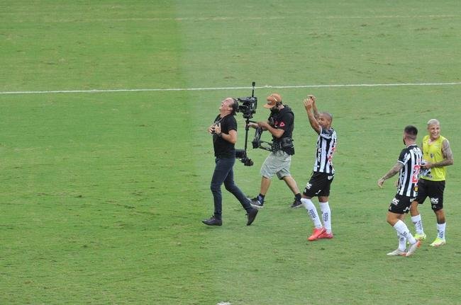 Aps a vitria do Atltico sobre o Fluminense, por 2 a 1, no Mineiro, os jogadores, o tcnico Cuca, a comisso tcnica, o gerente e ex-goleiro Victor e torcedores fizeram muita festa com a proximidade do ttulo brasileiro