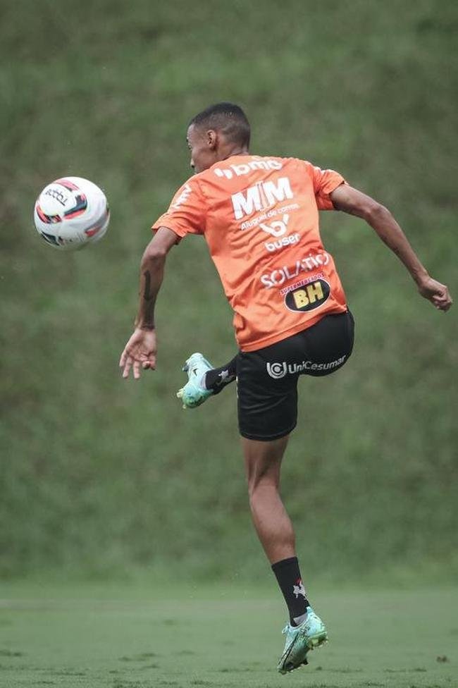 O Atltico realizou, nesta quinta-feira (10), a primeira atividade visando o clssico com o Amrica, vlido pela 5 rodada do Campeonato Mineiro. Com titulares em campo, o time de 'El Turco' Mohamed trabalhou para o confronto que ser disputado s 16h30 do sbado (12), no Estdio Independncia, em Belo Horizonte.