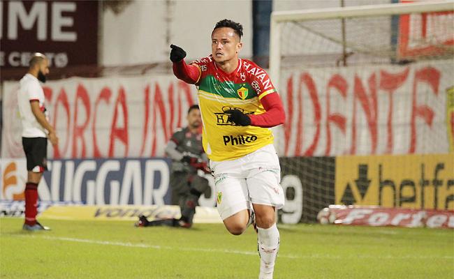 Artilheiro da Série B, Edu volta a balançar as redes e encerra jejum do Brusque