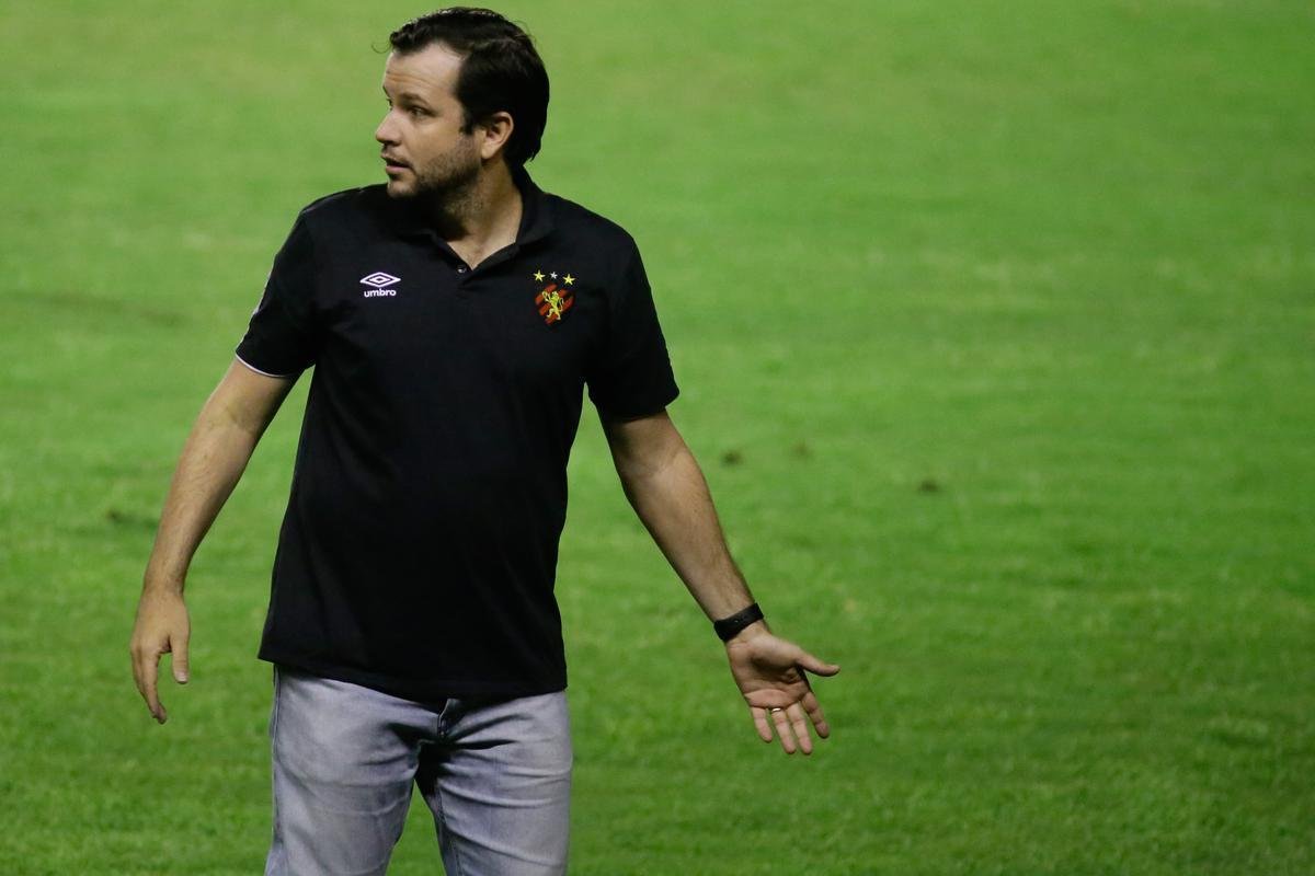 Sport estreou com clássico regional na série A e bateu o Ceará por 3 a 2, com dois gols de Elton e um de Jonatan Gomez, na Ilha do Retiro, sem público.